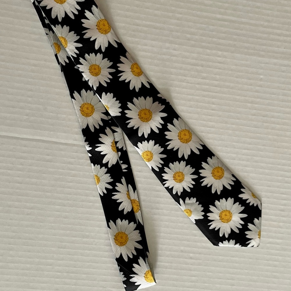 NEW Black Neck Tie with White & Yellow Daisies